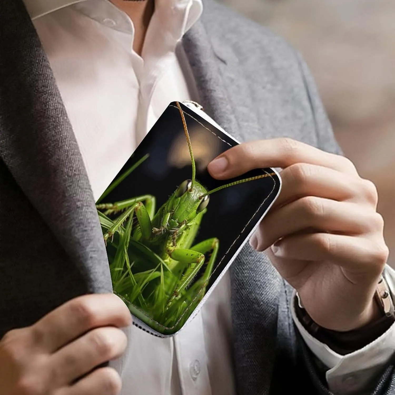 Slim Credit Card Holder Minimalist Grasshopper on Grass Printing Leather Card Bag Compact Card Organizer For Daily Use