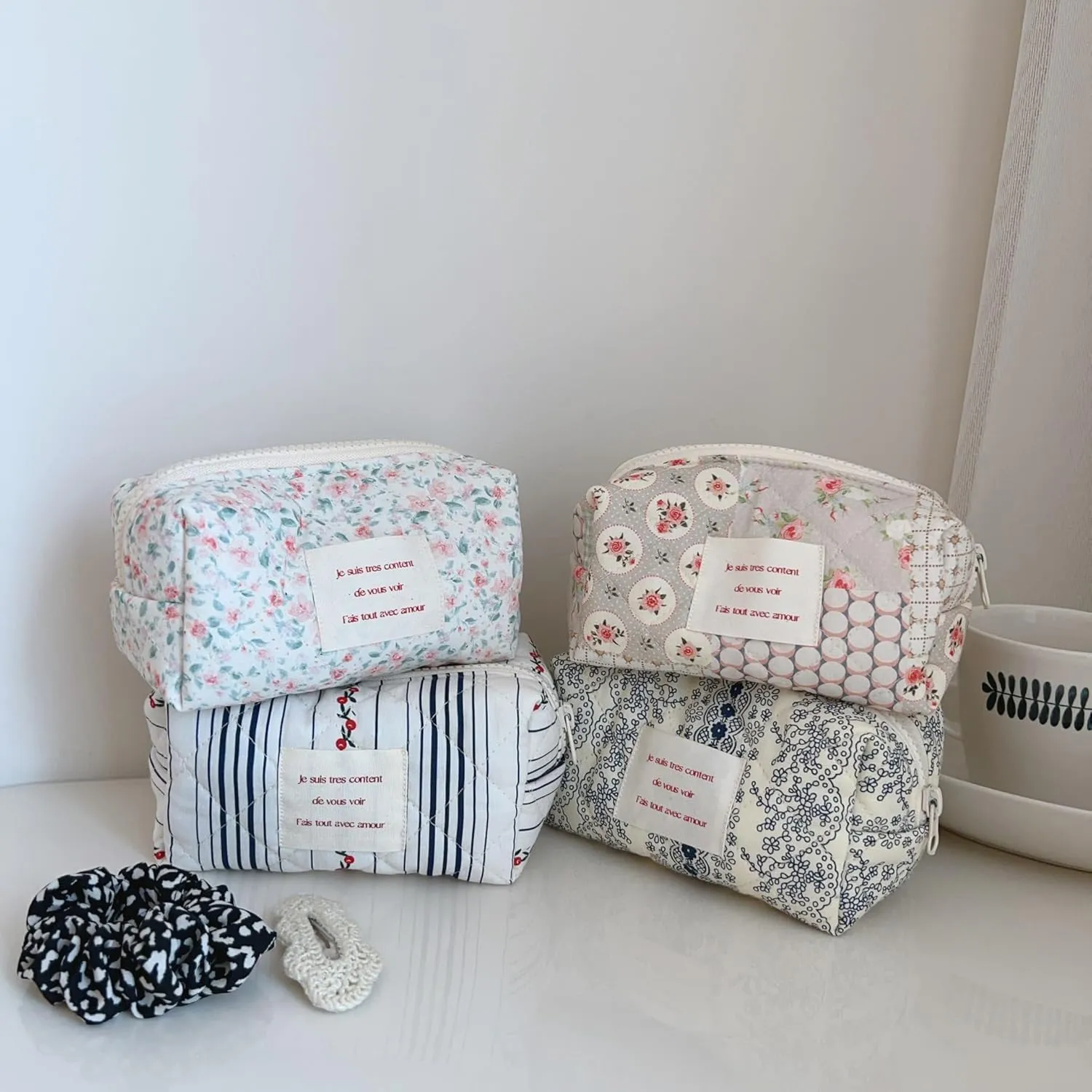 uekeboag Small Cute Floral Quilted Cotton Makeup Bag,Mini Coquette Quilted Cosmetic Pouch with Zipper,Kawaii Travel Toiletry Bags for Purse(02 Navy flower)
